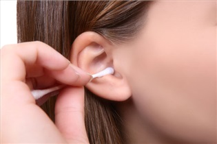 چطور موم گوش را تمیز کنیم؟
