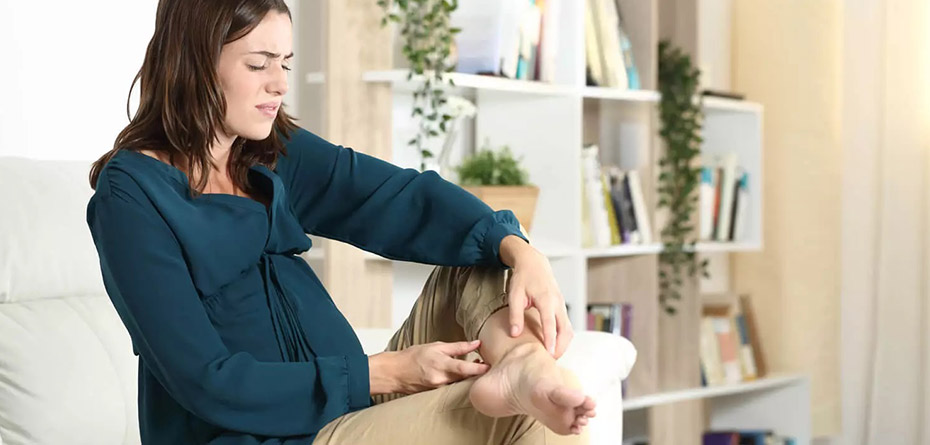 به چه علت پاها در دوران بارداری ورم میکنند؟