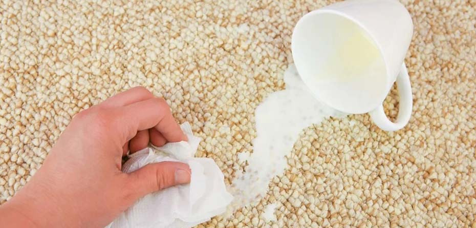 چگونه لکه شیر را از روی فرش پاک کنیم؟