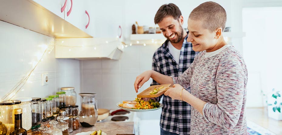 در طول دوره شیمی درمانی از چه غذا‌هایی پرهیز کنیم؟