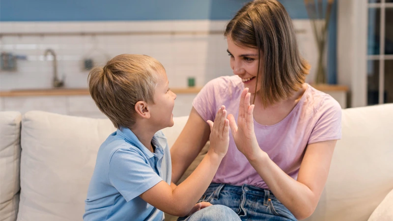 رفتار شما با کودک خجالتی بهتر است چگونه باشد؟