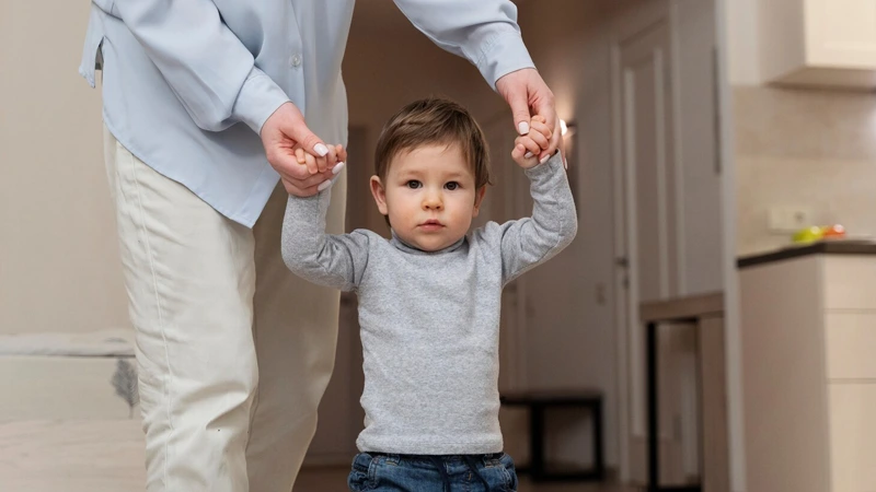 نشانه‌های رشد طبیعی کودک؛ راهنمای آموزشی والدین برای ارزیابی سلامت رشد کودک