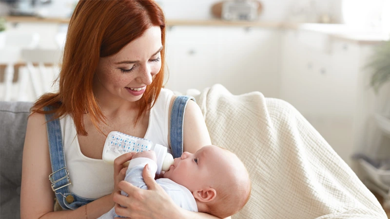 اشتباهات رایج تغذیه‌ای نوزادان که باید بدانید