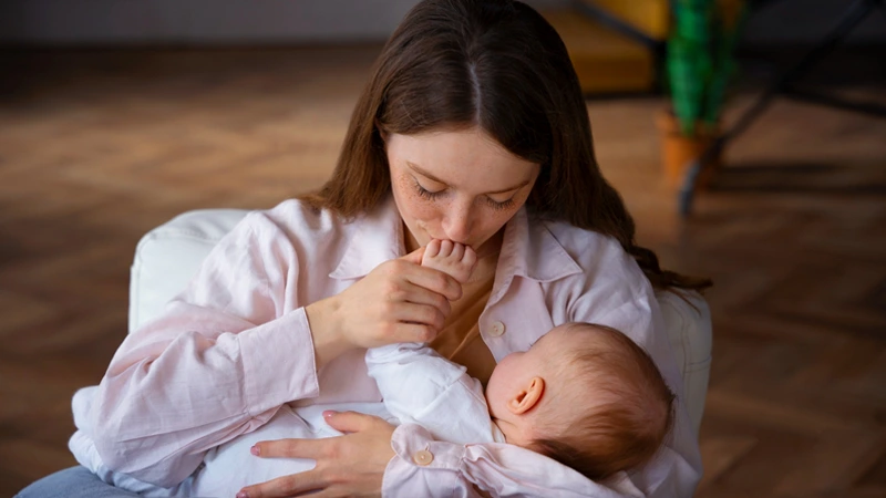 تغذیه نوزاد در شب چگونه باشد؟ نگرانی‌های رایج مادران