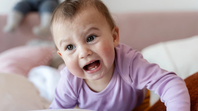 آیا جیغ زدن و گاز گرفتن در کودک نوپا طبیعی است؟