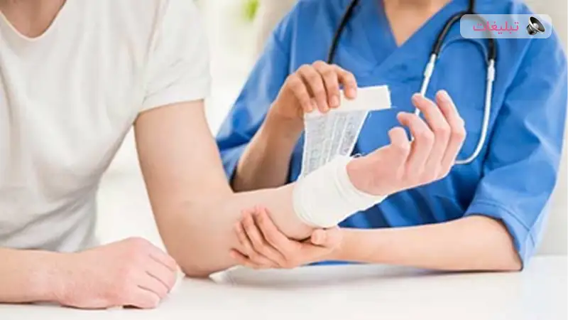چگونه گاز استریل چسبیده به بخیه را جدا کنیم؟ مراحل جدا کردن ایمن