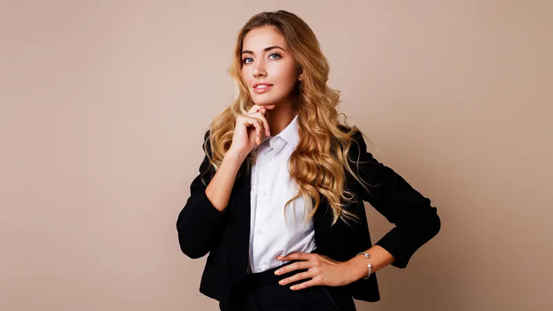 استایل زنانه مینیمال؛ راهنمای جامع اصول، رنگ‌ها و ایده‌های ساده و مدرن