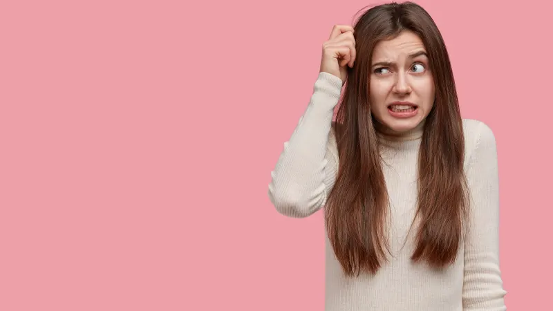 علت ریزش مو در زنان؛ از کم‌خونی تا مشکلات هورمونی