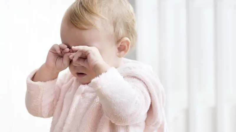 نوزاد از چه چیزهایی می‌ترسد؟ ترس‌های طبیعی نوزاد و راه‌های آرام کردن او