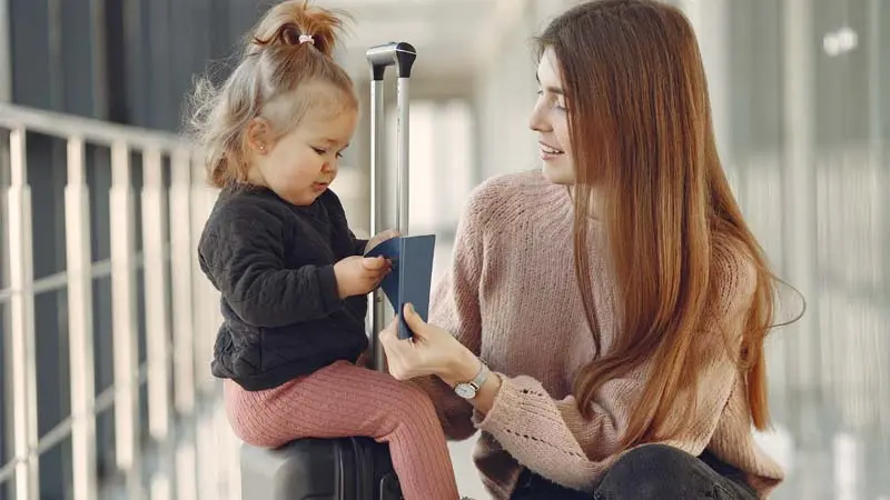 چک‌لیست کامل سفر با نوزاد چه وسایلی ببریم و چگونه او را در مسیر آرام کنیم؟