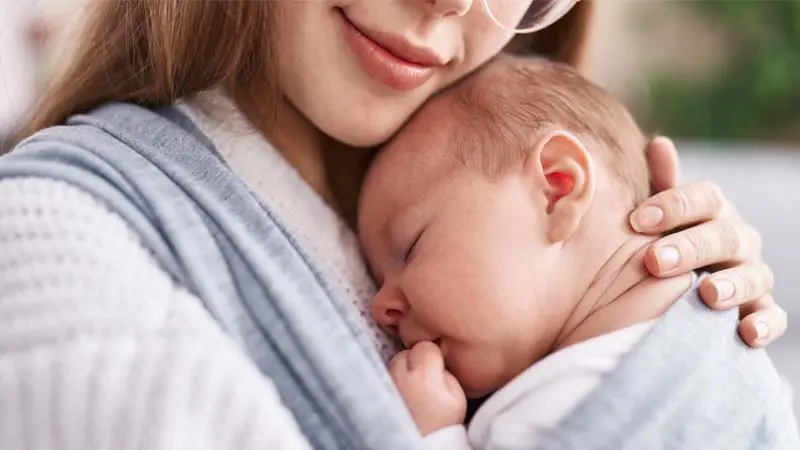 چرا نوزادم فقط بغل می‌خواهد؟ آیا بغل کردن زیاد او را لوس می‌کند؟
