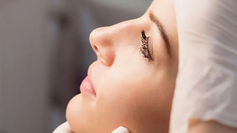 بهترین جراح بینی چه ویژگی‌هایی دارد؟ راهنمای انتخاب جراح برای عمل بینی طبیعی